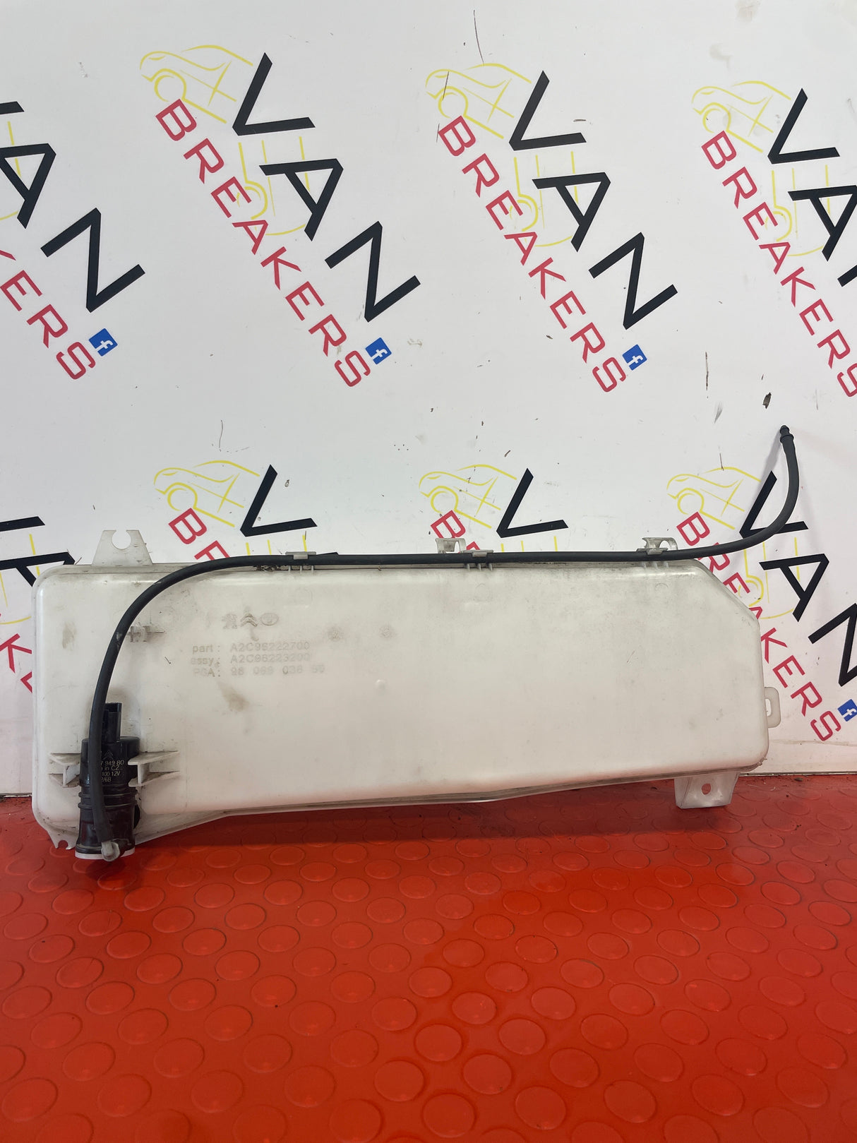 Vauxhall Vivaro/ Citroen Dispatch/ Peugeot Expert/ Toyota Proace 2017 –2023 Washer Bottle (WITH PUMP) P/N 9809803680