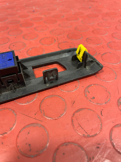 Citroen Dispatch/Peugeot Expert/Toyota Proace/Vauxhall Vivaro DASHBOARD CENTER SWITCH PANEL 2016-2024 P/N 9811141877 - 2 / 9808825177