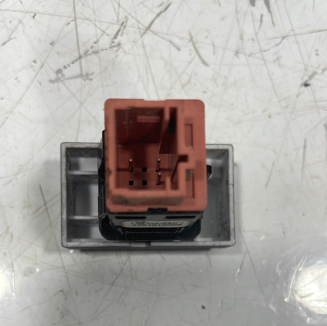 Vauxhall Vivaro/Citroen Dispatch/Peugeot Expert HAZARD CONTROL SWITCH 2019-2022 P/N 9809181677