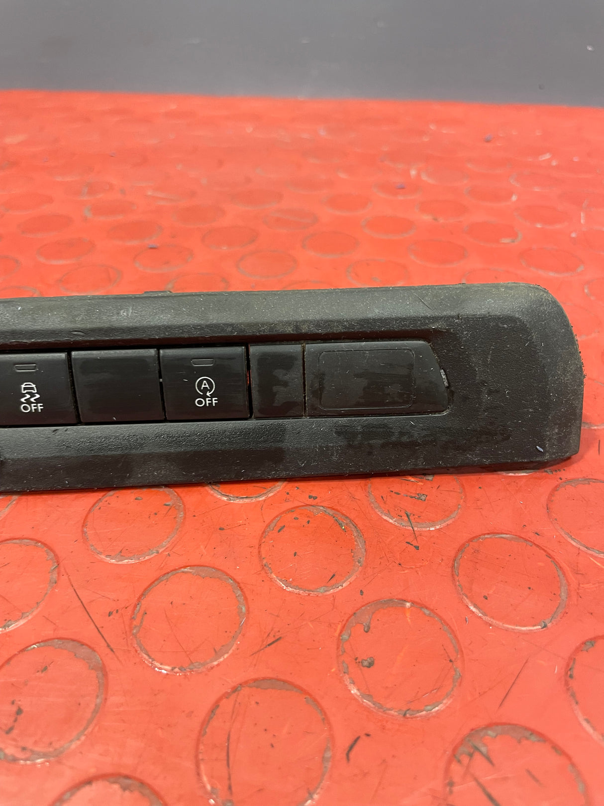 Citroen Dispatch/Peugeot Expert/Toyota Proace/Vauxhall Vivaro DASHBOARD CENTER SWITCH PANEL 2016-2024 P/N 9811141877 - 2 / 9808825177