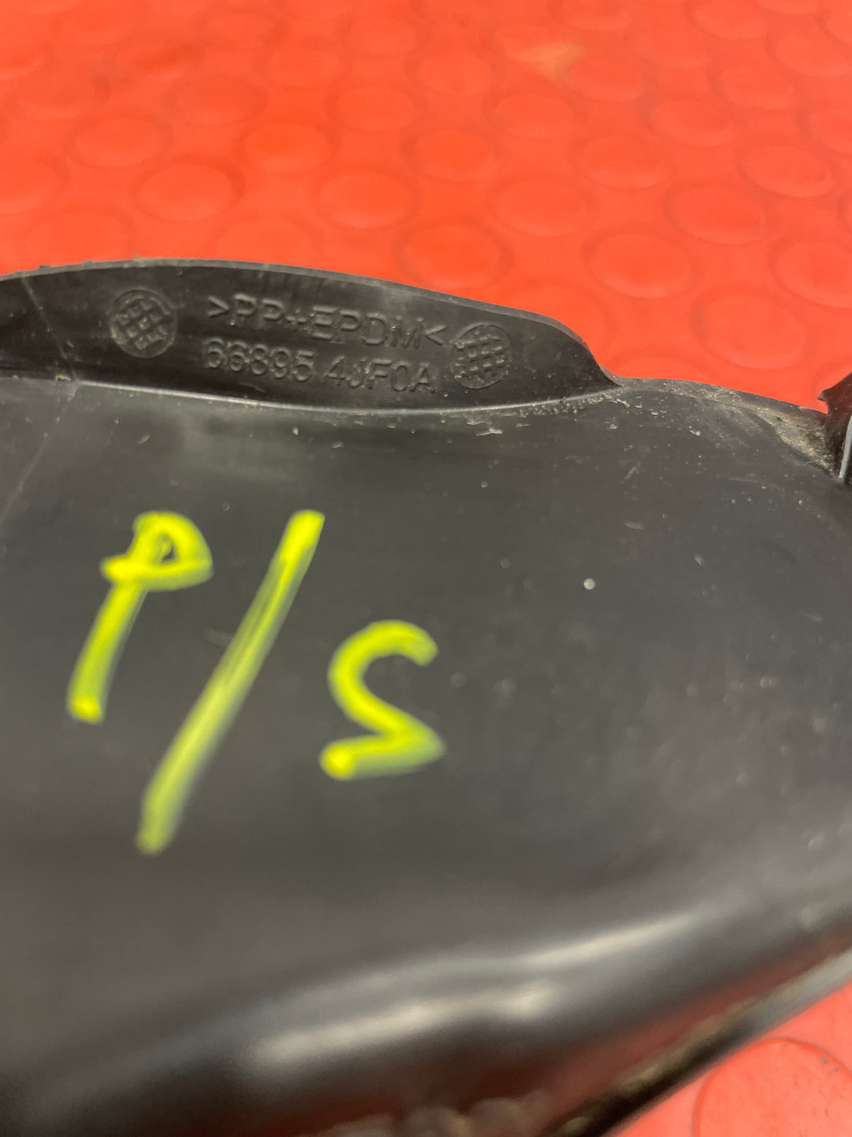 Nissan Navara FRONT FENDER CORNER FINISH TRIM Passenger's Side 2016-2023 P/N 668954JF0A