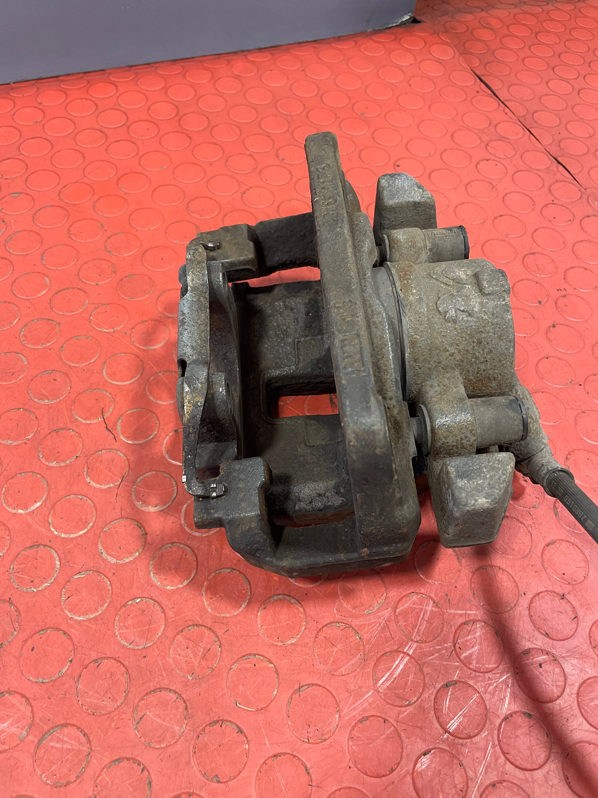 Citroen Berlingo/Peugeot Partner/Vauxhall Combo/Toyota Proace City BRAKE CALIPER Front Drivers Side (With Carrier) 1.5 2018-2025 P/N 9830798780