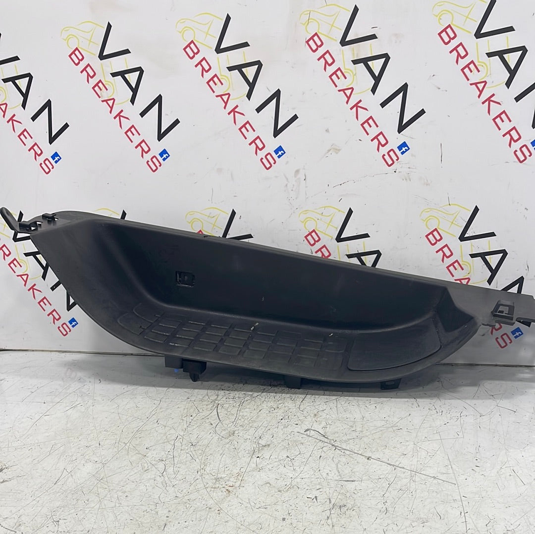 Citroen Dispatch/ Peugeot Expert/ Toyota Proace/ Vauxhall Vivaro(19) STEP COVER 98100695ZD
