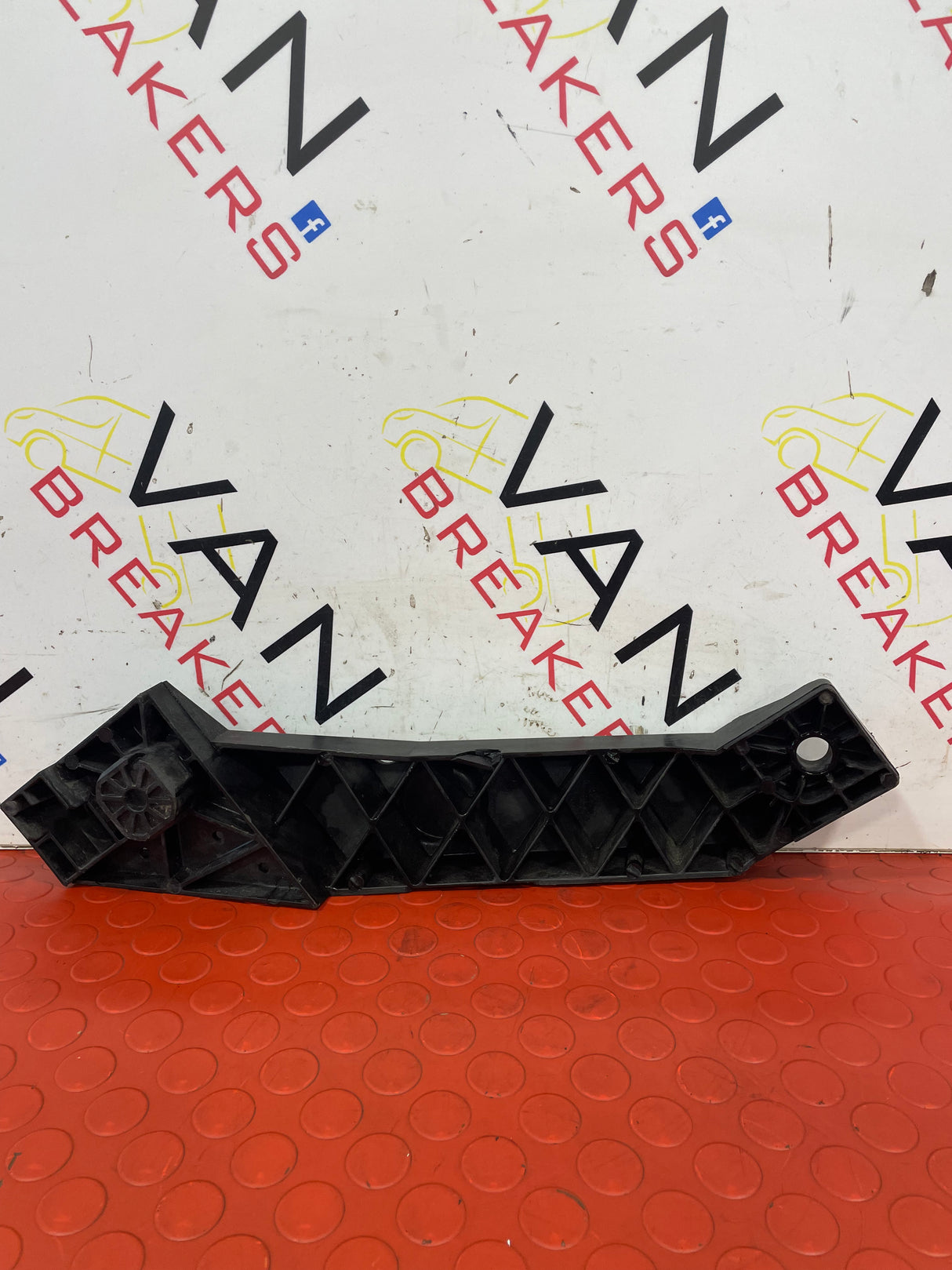 Vauxhall Vivaro/Nissan NV300/Renault Trafic SLAM PANEL BRACKET N/S LEFT 2015-22. P/N 625001299R
