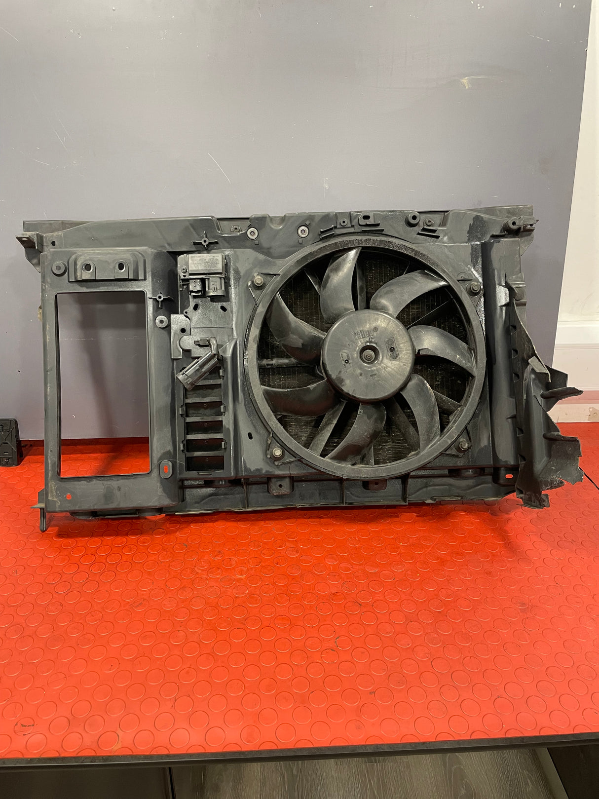 Citroen Berlingo/Peugeot Partner RADIATOR ASSEMBLY W/ FRAME (Minor Crack in the Frame) 1.6 2008-2016 P/N 9682720480