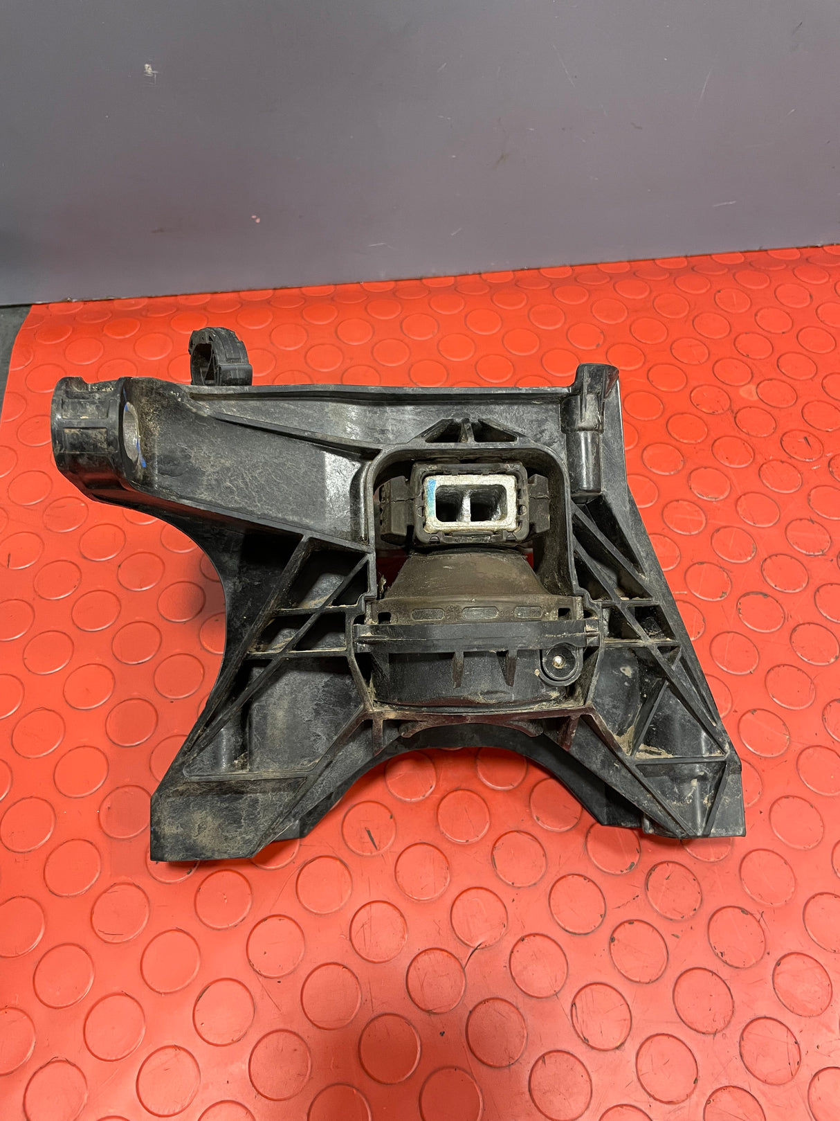 Citroen Berlingo/Peugeot Partner/Vauxhall Combo/Toyota Proace City ENGINE MOUNT O/S DRIVER'S SIDE 1.5 2019-2024 P/N 9820297580