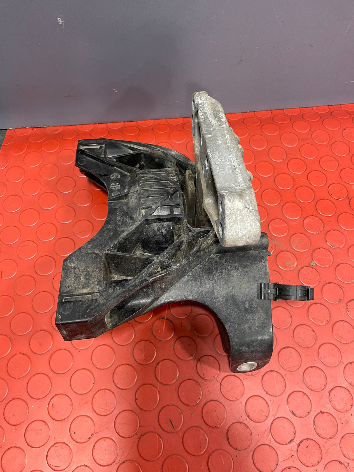 Citroen Berlingo/Peugeot Partner/Vauxhall Combo/Toyota Proace City ENGINE MOUNT O/S DRIVER'S SIDE 1.5 2019-2024 P/N 9820297580