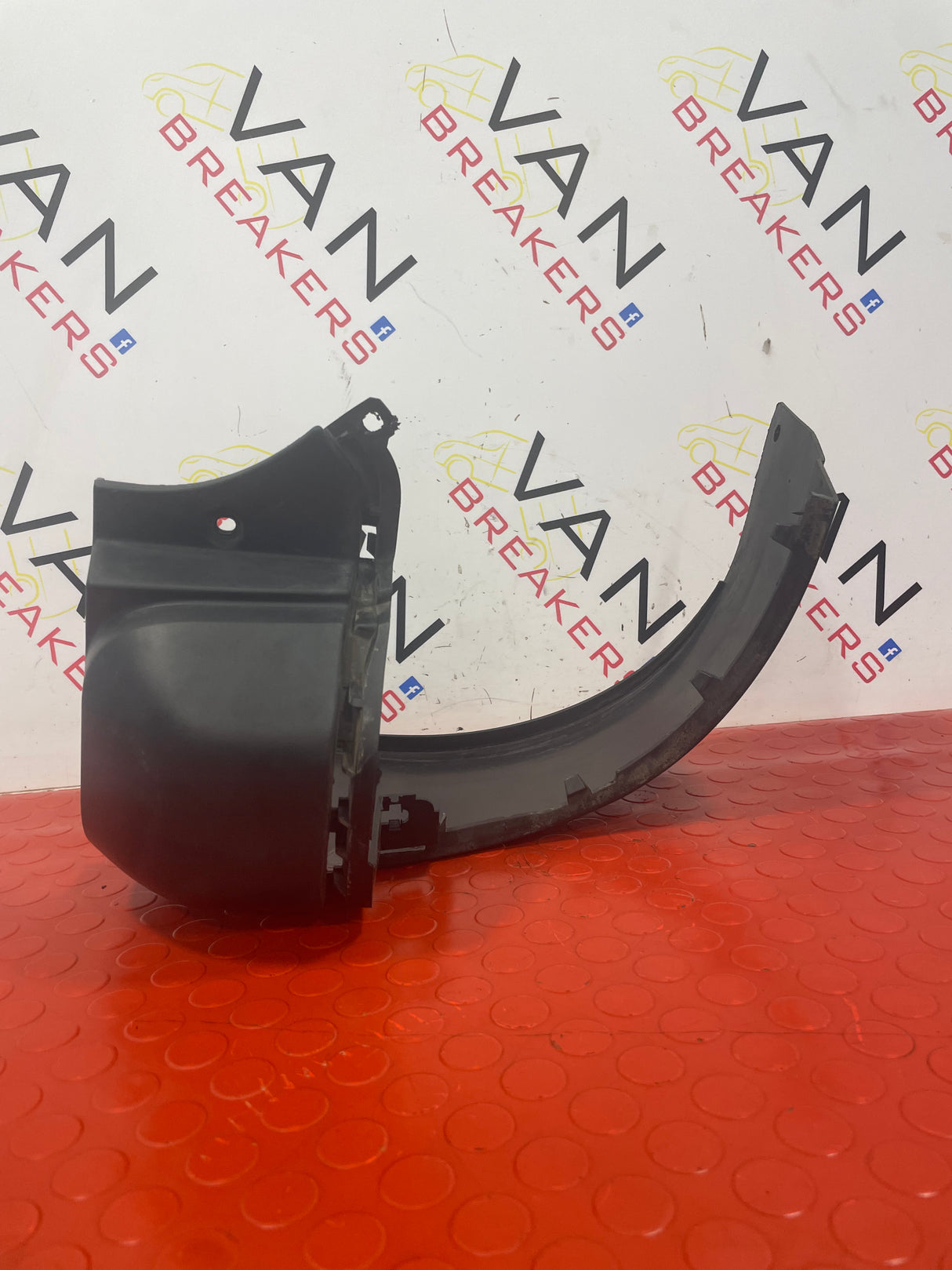 Peugeot Partner/Citroen Berlingo PASSENGER SIDE REAR BUMPER CORNER MOLDING END CAP N/S P/N 9682044077
