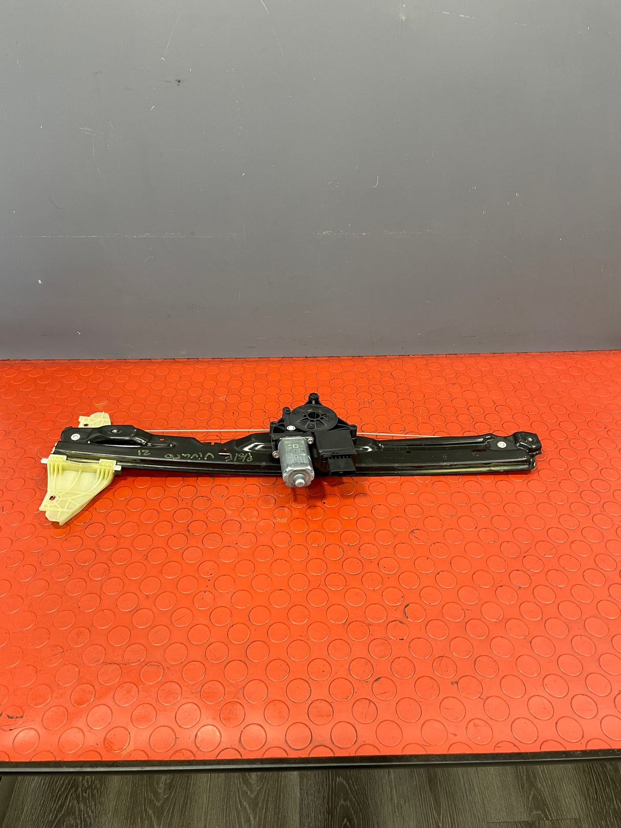 Vauxhall Vivaro/Citroen Dispatch/Peugeot Expert/Toyota Proace WINDOW REGULATOR FRONT PASSENGER'S SIDE (6 Pin) 2021 P/N 9829503680 - 1
