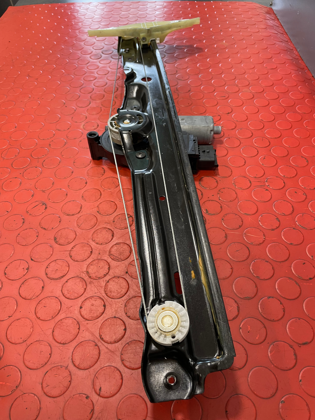 Vauxhall Vivaro/Citroen Dispatch/Peugeot Expert/Toyota Proace WINDOW REGULATOR FRONT PASSENGER'S SIDE (6 Pin) 2021 P/N 9829503680 - 1
