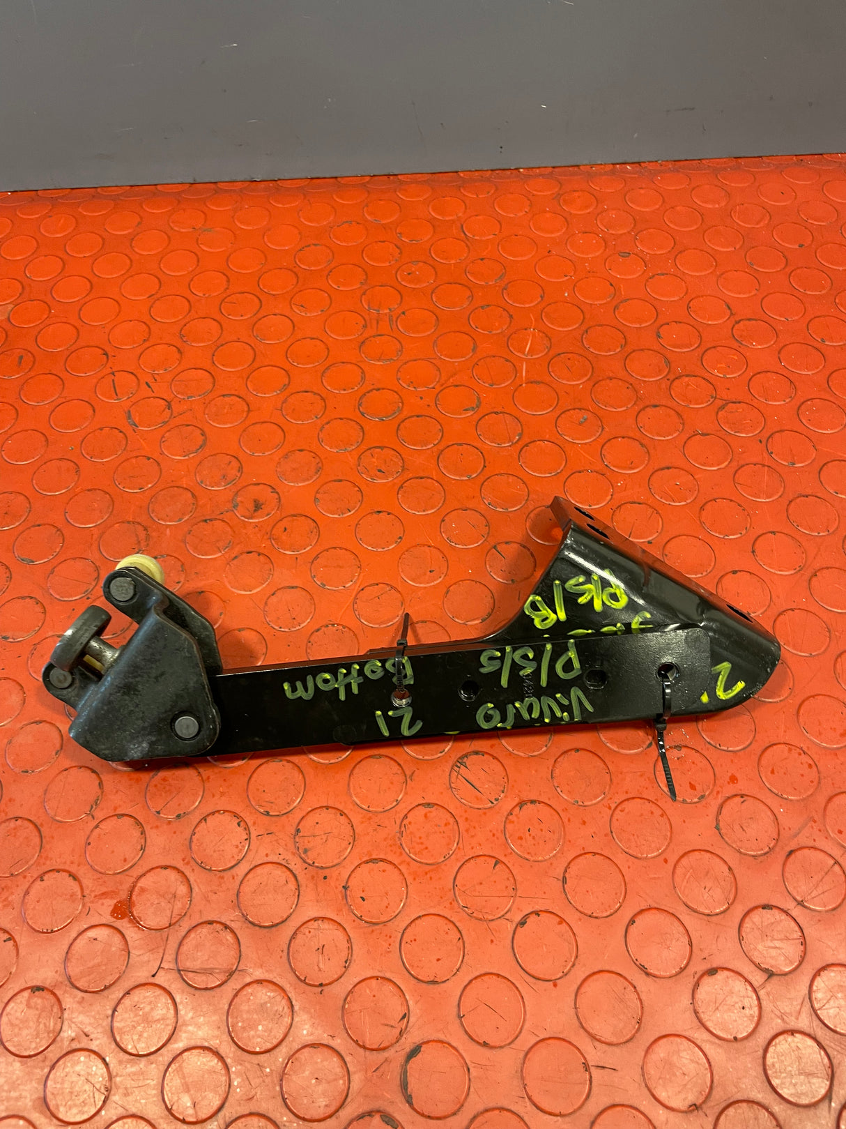 Vauxhall Vivaro/Citroen Dispatch/Peugeot Expert/Toyota Proace/Fiat Scudo PASSENGER SIDE SLIDING DOOR BOTTOM RUNNER PLATE 2016-2024 P/N 98080759