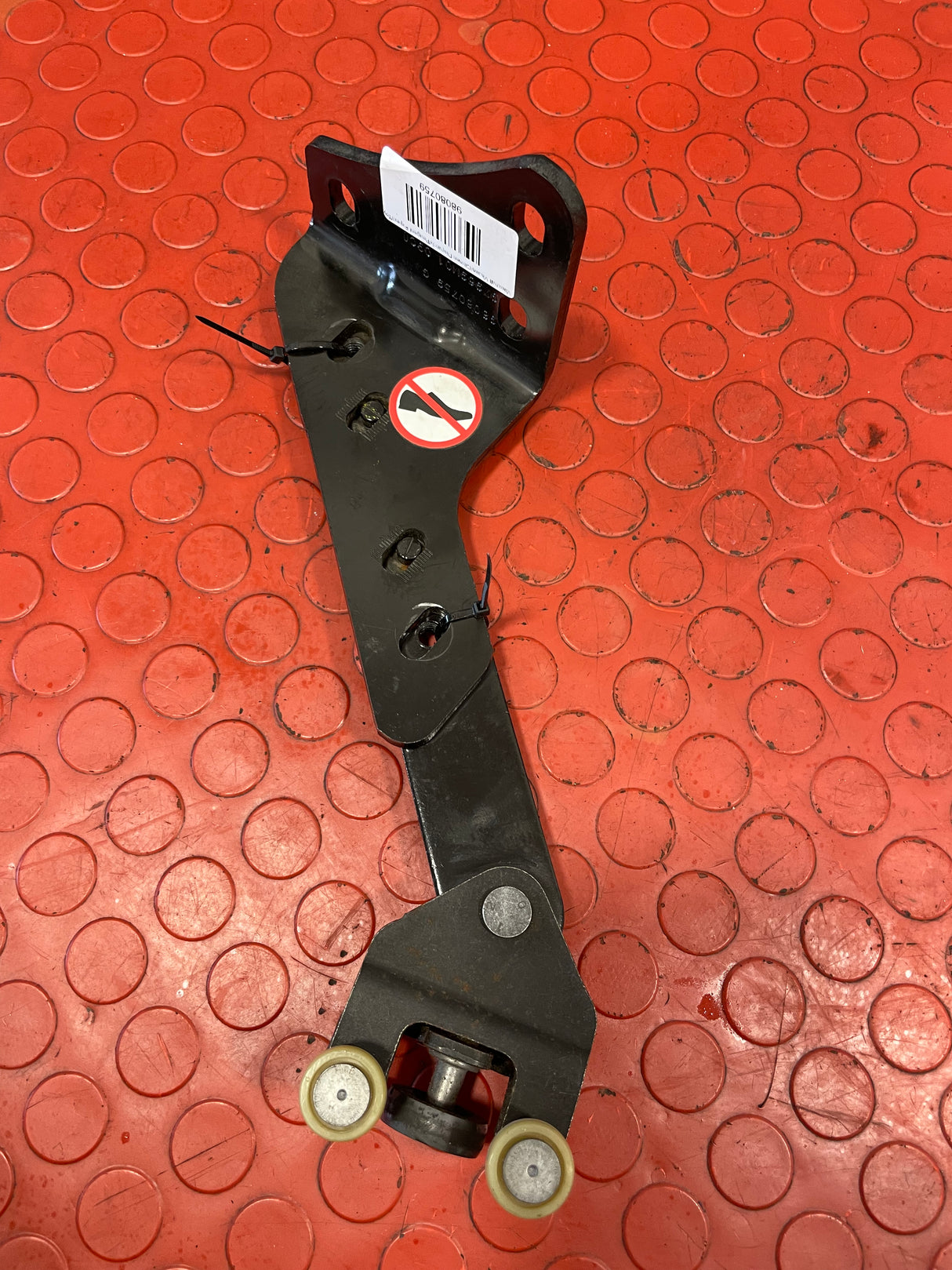 Vauxhall Vivaro/Citroen Dispatch/Peugeot Expert/Toyota Proace/Fiat Scudo PASSENGER SIDE SLIDING DOOR BOTTOM RUNNER PLATE 2016-2024 P/N 98080759