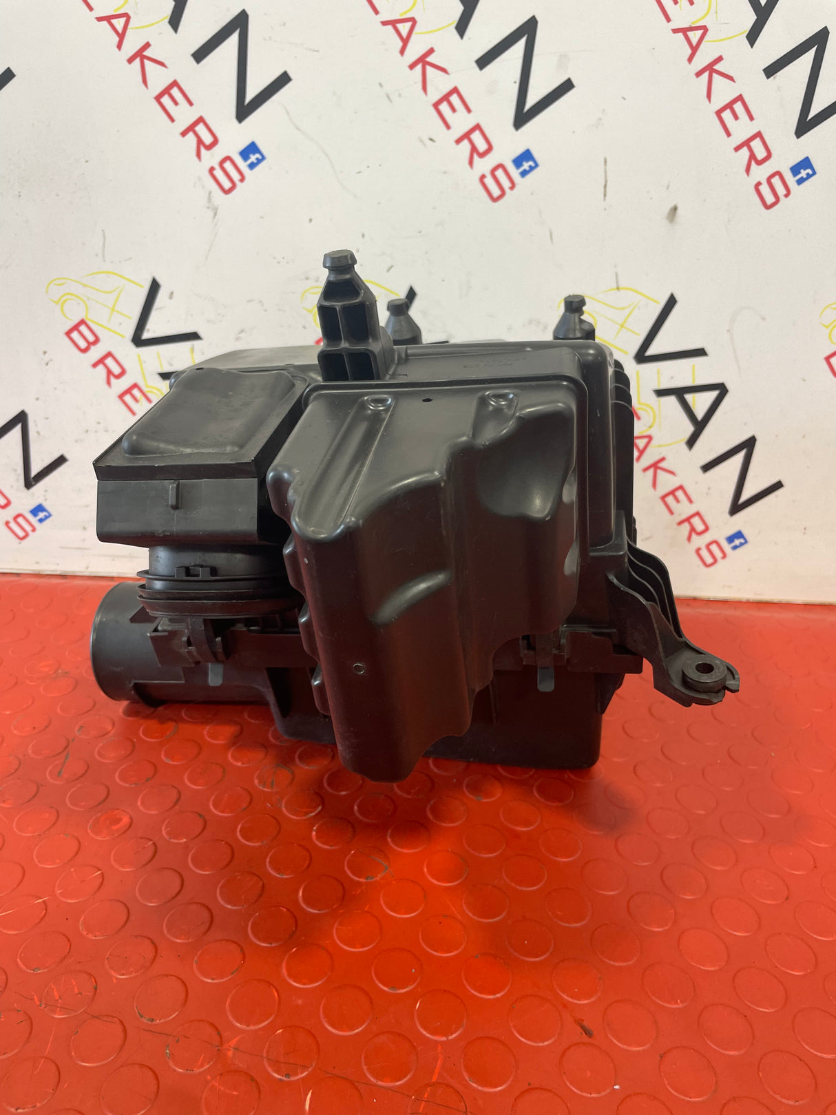 Nissan Navara AIR FILTER BOX WITH AIRFLOW SENSOR 2019 P/N 1173104S02