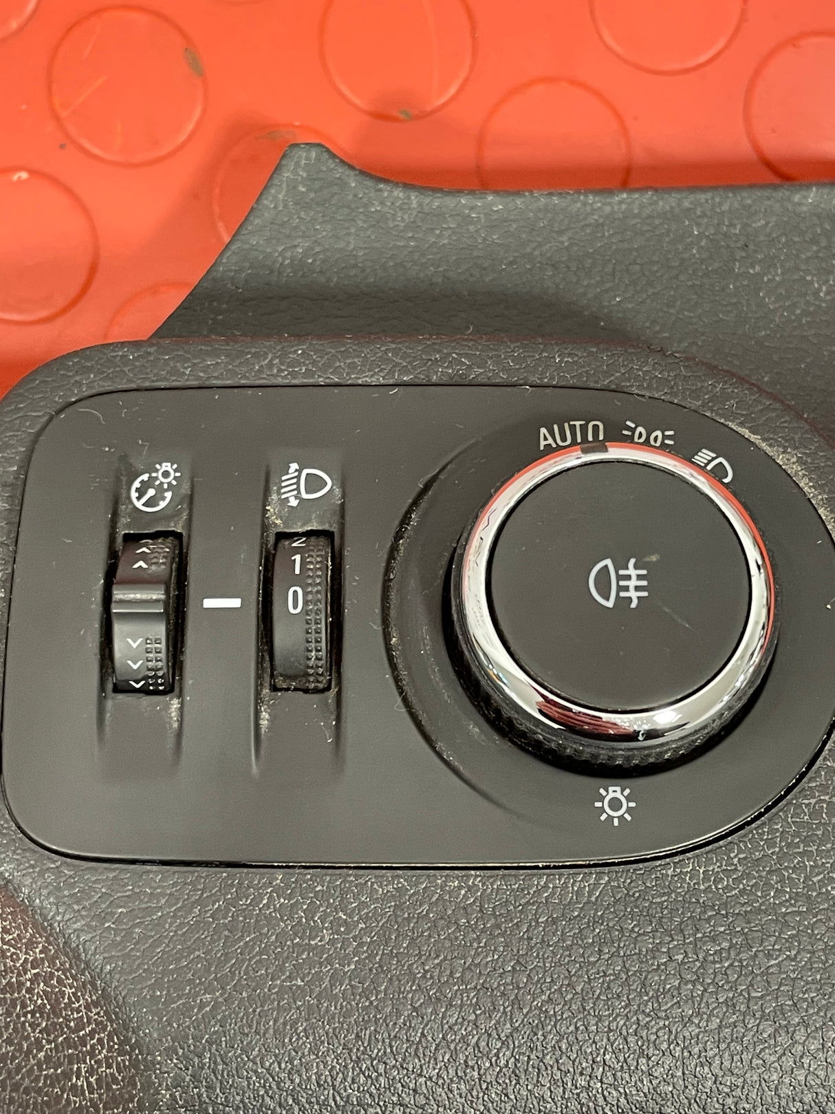 Citroen Berlingo/Peugeot Partner/Vauxhall Combo/Toyota Proace City LIGHT SWITCH AND SURROUND 2019-2024 P/N 9823887977-0 / 9818377077