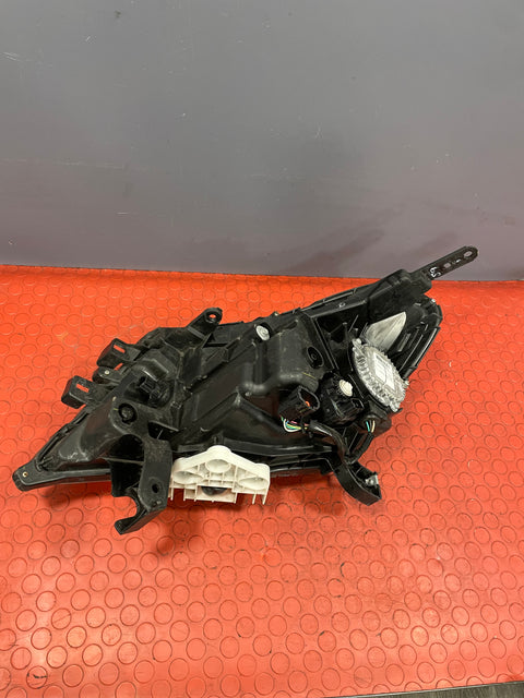 Nissan Navara HEADLIGHT ASSEMBLY Driver's Side 2016-2023 P/N 260104JA5A / 01HCR01102A