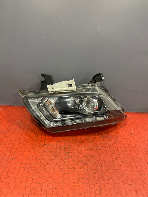 Nissan Navara HEADLIGHT ASSEMBLY Driver's Side 2016-2023 P/N 260104JA5A / 01HCR01102A