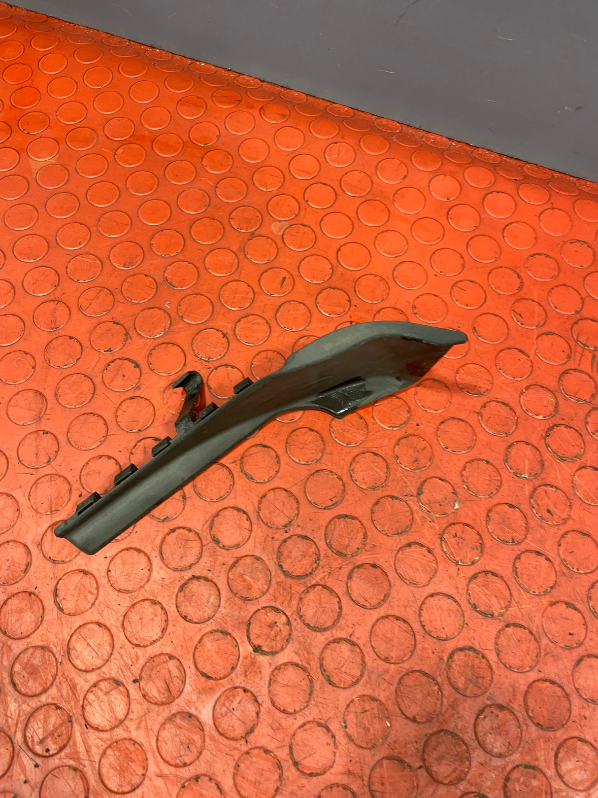 Nissan Navara FRONT FENDER CORNER FINISH TRIM Passenger's Side 2016-2023 P/N 668954JF0A