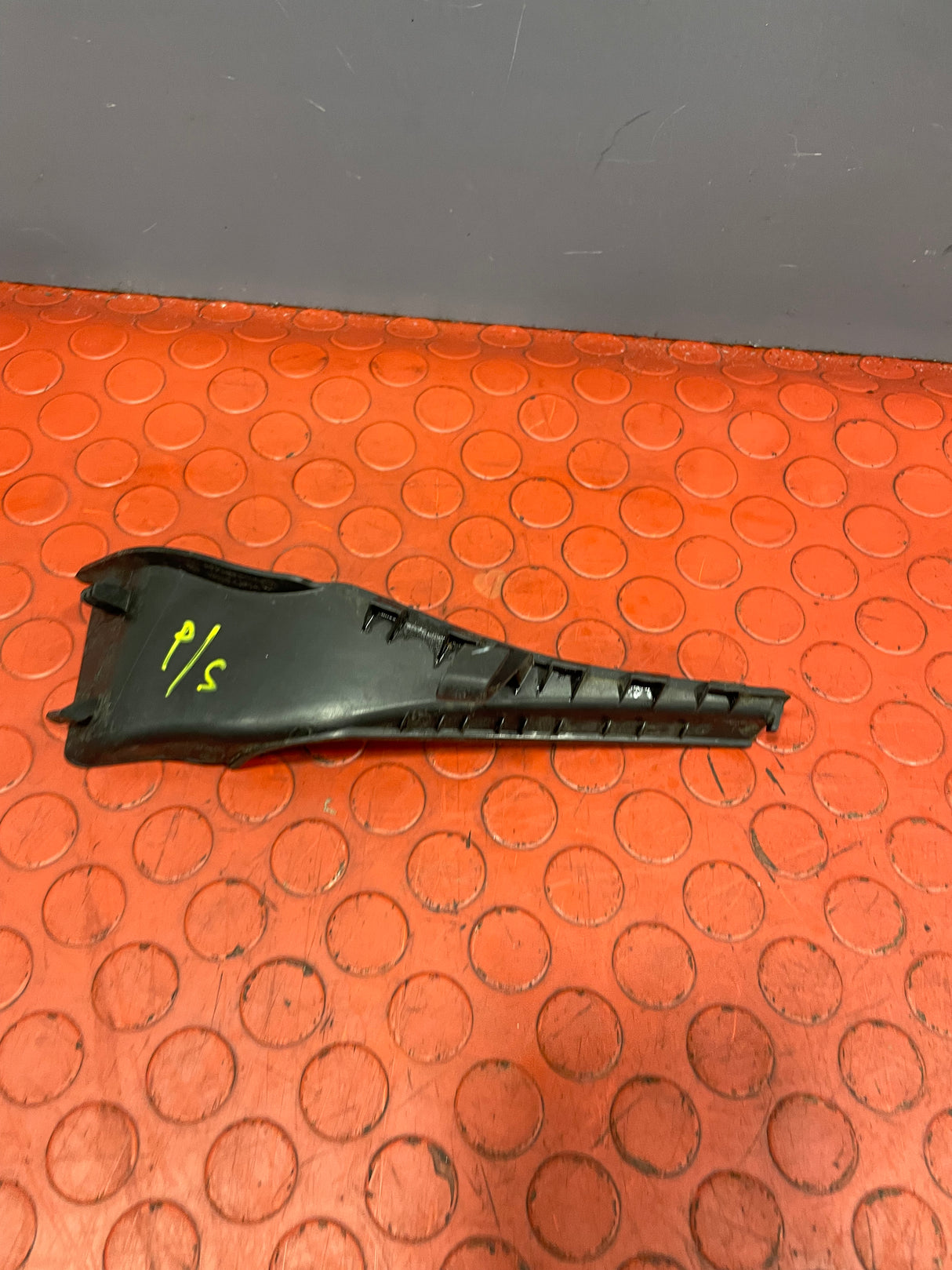 Nissan Navara FRONT FENDER CORNER FINISH TRIM Passenger's Side 2016-2023 P/N 668954JF0A