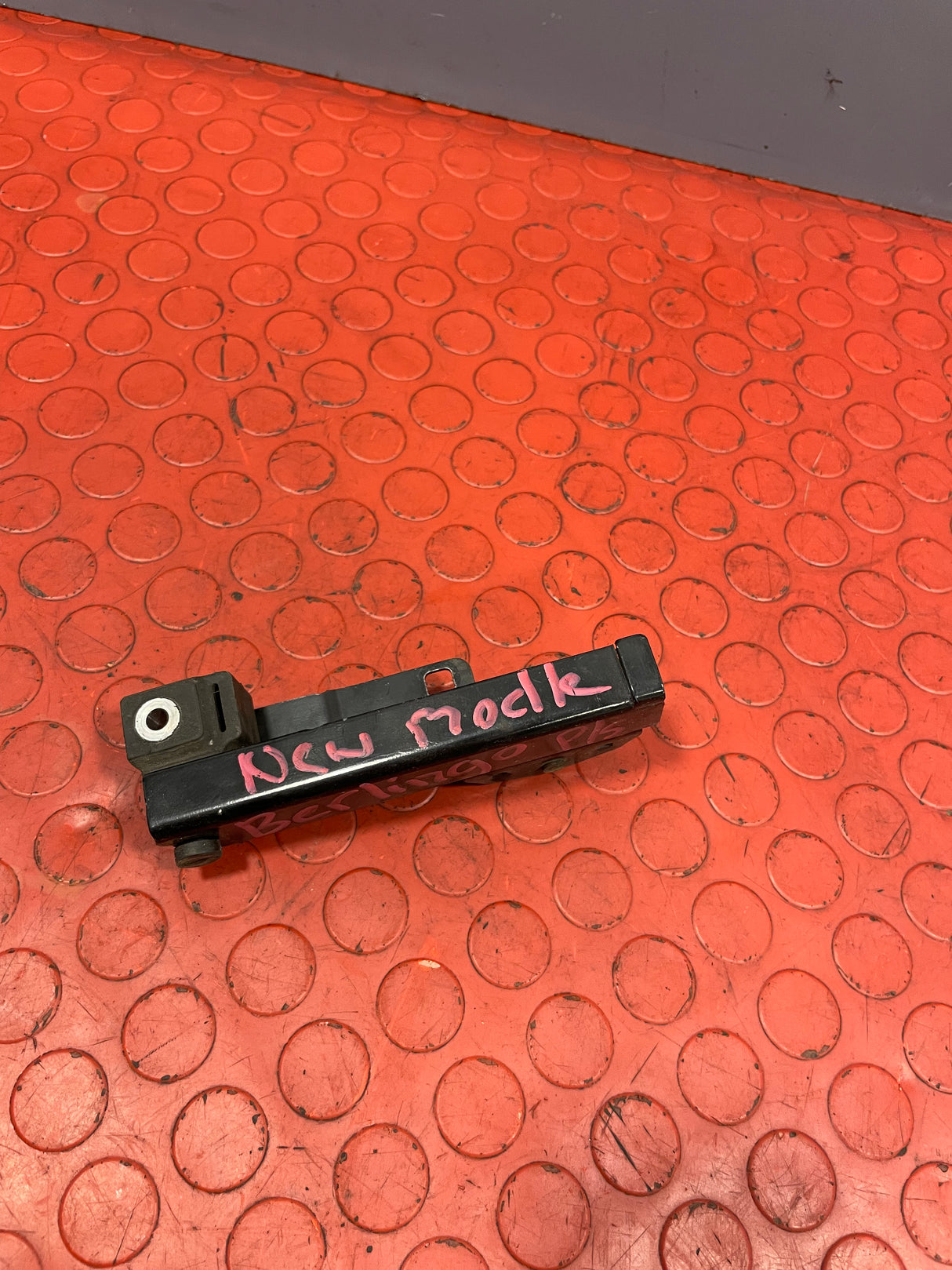 Citroen Berlingo/Peugeot Partner/Vauxhall Combo/Toyota ProAce City SLIDING DOOR RAIL passenger's Side P/N 9817813180