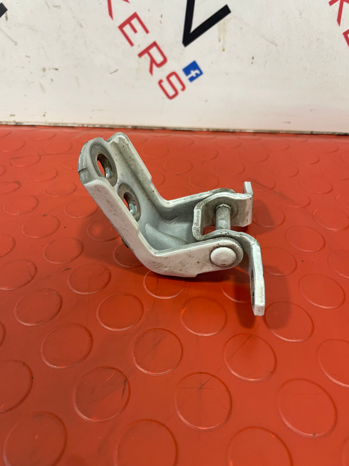 Nissan Navara D/S REAR DOOR HINGE 2015-2024 P/N 82420ZP80A