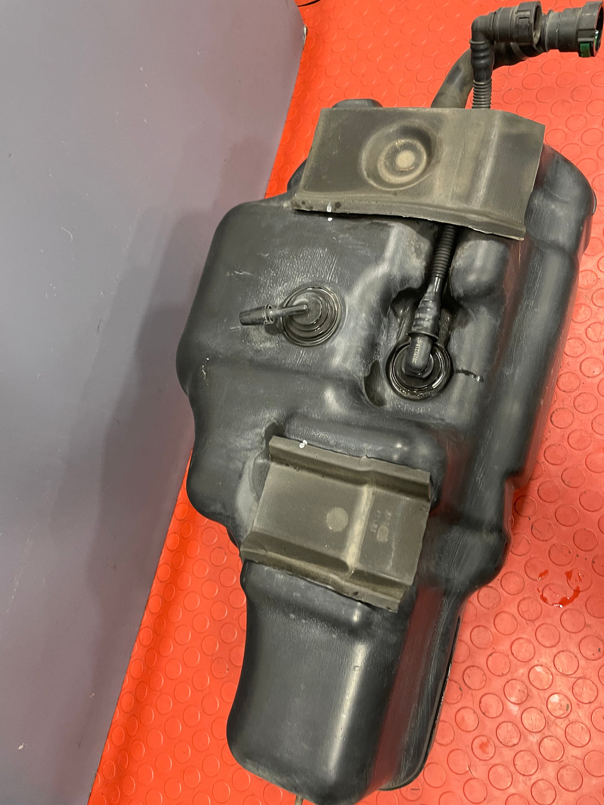 Saic Maxus Deliver 9 ADBLUE TANK WITH PUMP (4 Pin and 5 Pin plug) 2.0 TD 2021 P/N C00079649 / C00088301