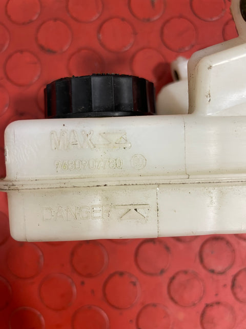 Citroen Berlingo/Peugeot Partner BRAKE FLUID RESERVOIR 1.6 2008-2018 P/N 9680907780 - 1