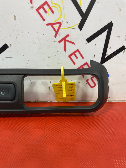 Citroen Berlingo/Peugeot Partner AIR GRILL WITH CENTRAL LOCK AND HAZARD LIGHT (WITH OUT VENTS) 2019-2023 P/N GEO04662002