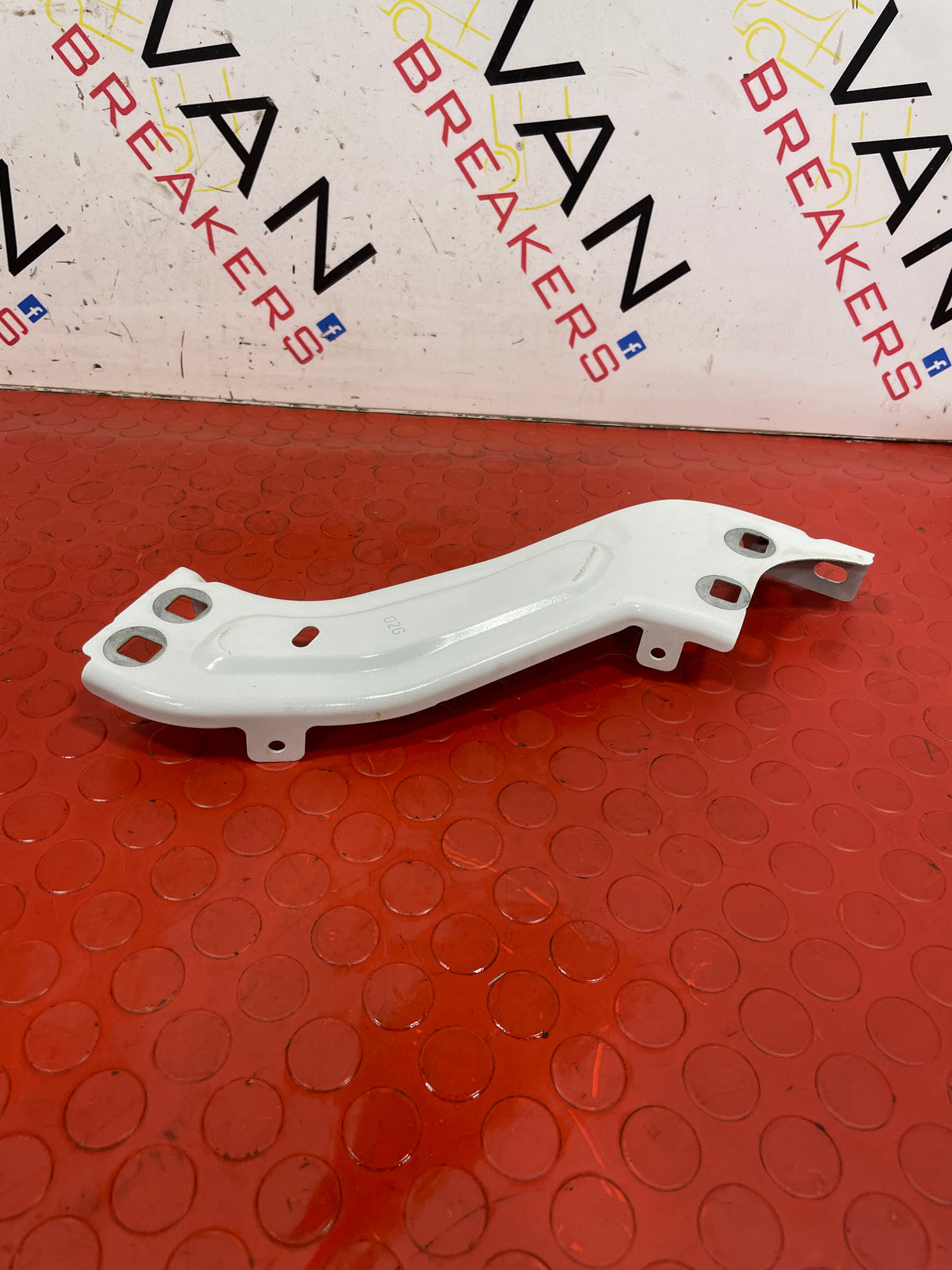 Citroen Berlingo/ Peugeot Partner PASSENGER SIDE UNDER HEADLIGHT BRACKET (WHITE) 2008-2018 P/N 02G