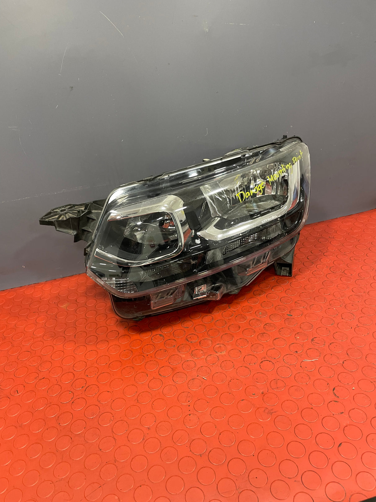 Citroen Berlingo HEADLIGHT ASSEMBLY Passenger's Side DAMAGED MOUNT - SEE PICS 2019-2024 P/N 9816824180