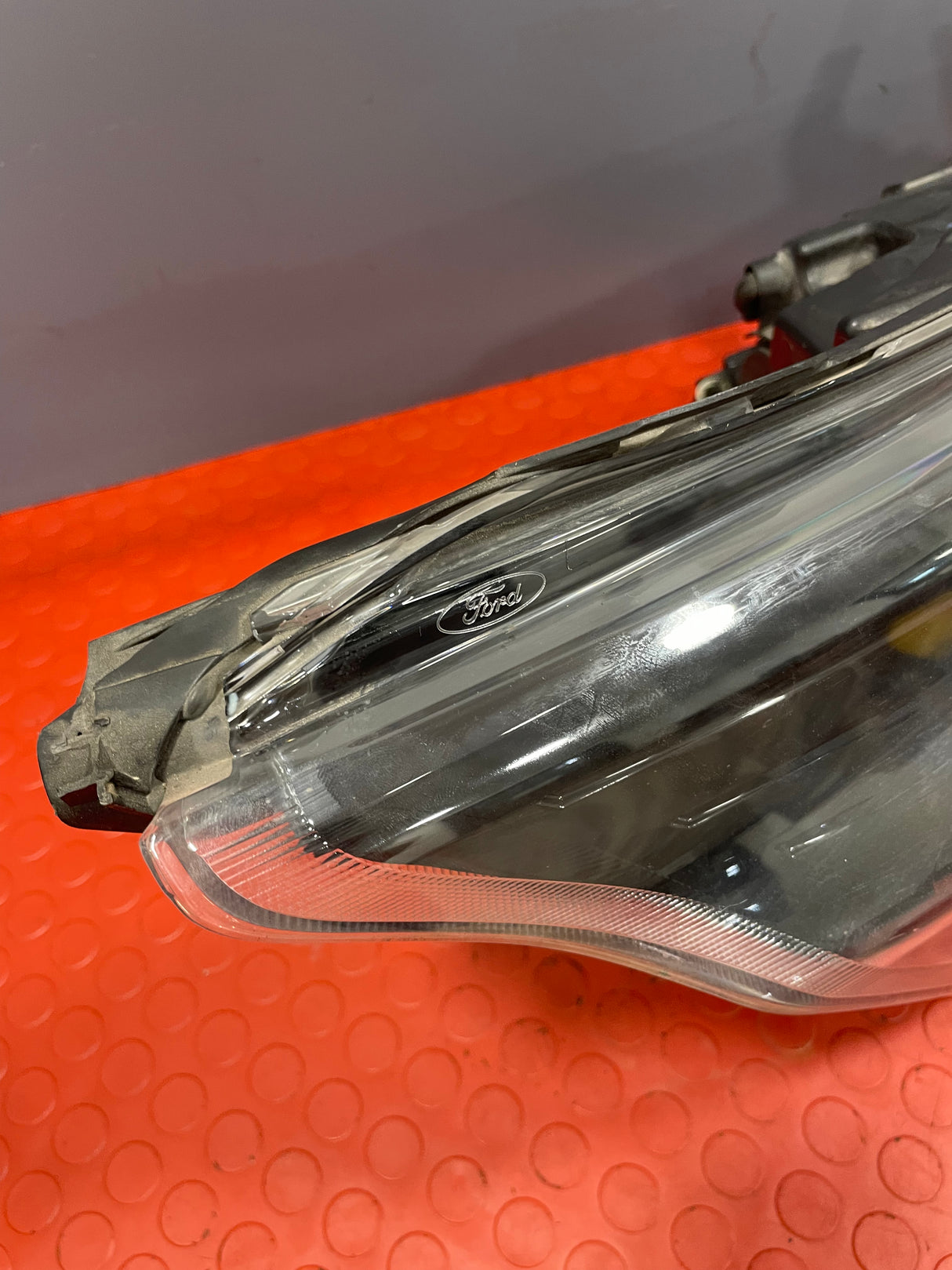 Ford Transit Custom HEADLIGHT DRIVER SIDE RH (BLACK INTERIOR) (DAMAGE MOUNTING POINT) 2015 P/N BK2113W029B