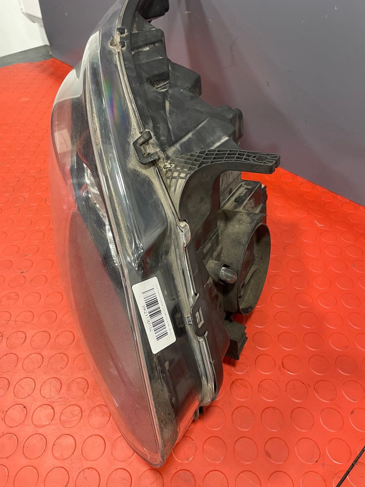 Ford Transit Custom HEADLIGHT DRIVER SIDE RH (BLACK INTERIOR) (DAMAGE MOUNTING POINT) 2015 P/N BK2113W029B