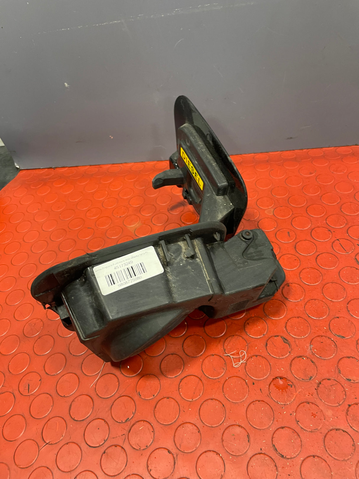 Citroen Dispatch/Peugeot Partner/Vauxhall Vivaro/Toyota Proace/Fiat Scudo FUEL COVER DOOR/FUEL FILLER CAP (BLACK) 2016-2024 P/N 9808725080