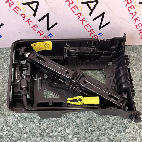 2019 Vauxhal Vivaro jack and tool kit 