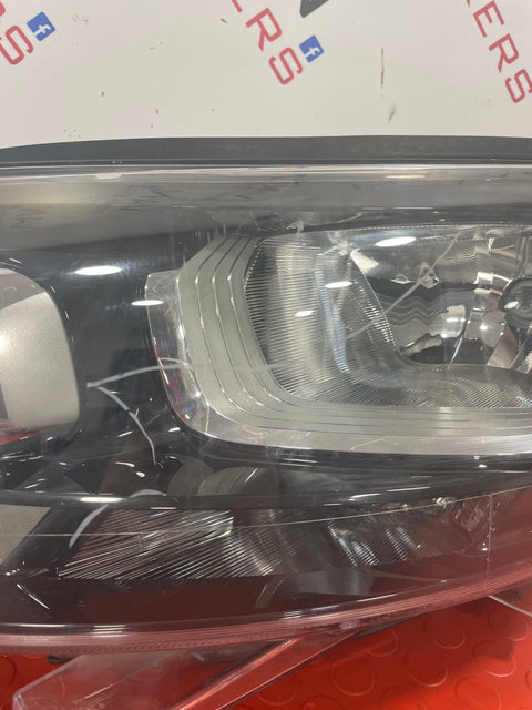 Citroen Dispatch/ Peugeot Expert/ Toyota Proace/ Vauxhall Vivaro (19) PASSENGER SIDE HEADLIGHT  2017-2024 (Damaged see pics)  P/N 9808567980-D2