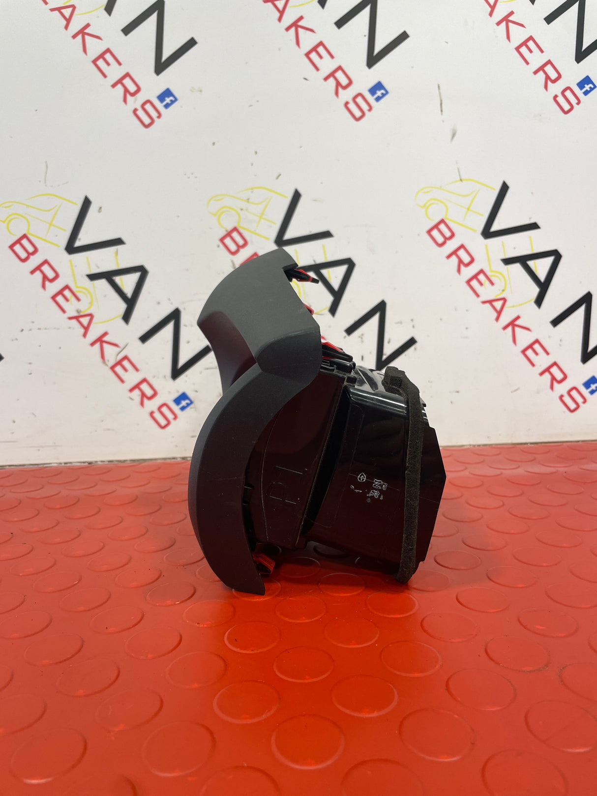 Toyota Hilux Mk8 DRIVERS SIDE DASH VENT   2017-2021   P/N 5565-0KK050