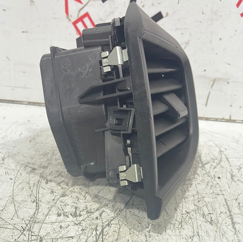 Citroen Dispatch/ Peugeot Expert/ Vauxhall Vivaro/ Toyota Proace GRATE AIRFLOW RIGHT   P/N 9808364477