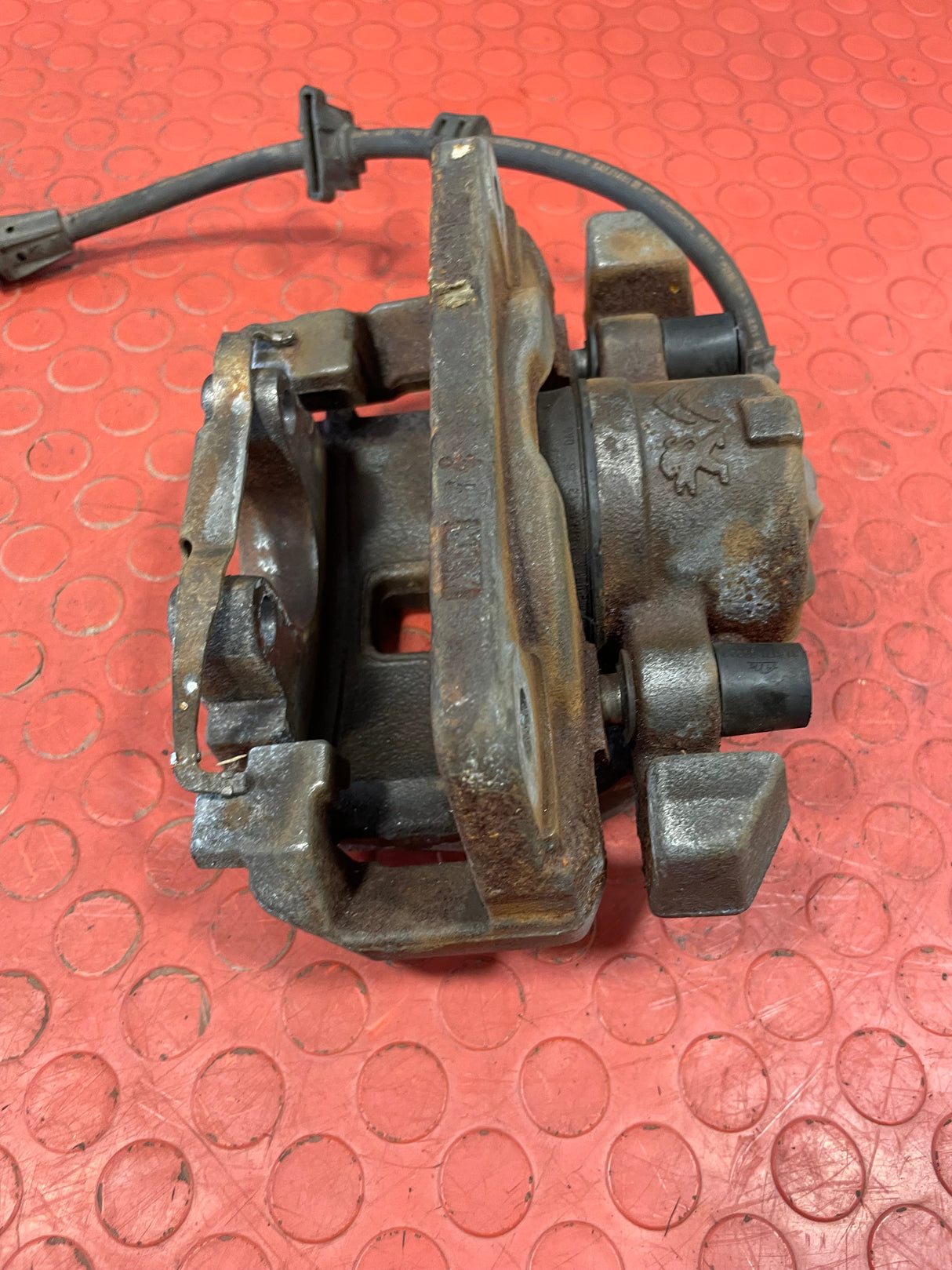 Citroen Berlingo/Peugeot Partner/Vauxhall Combo/Toyota Proace City BRAKE CALIPER Front Passengers Side (With Carrier) 1.5 2018-2025 P/N 9830798880