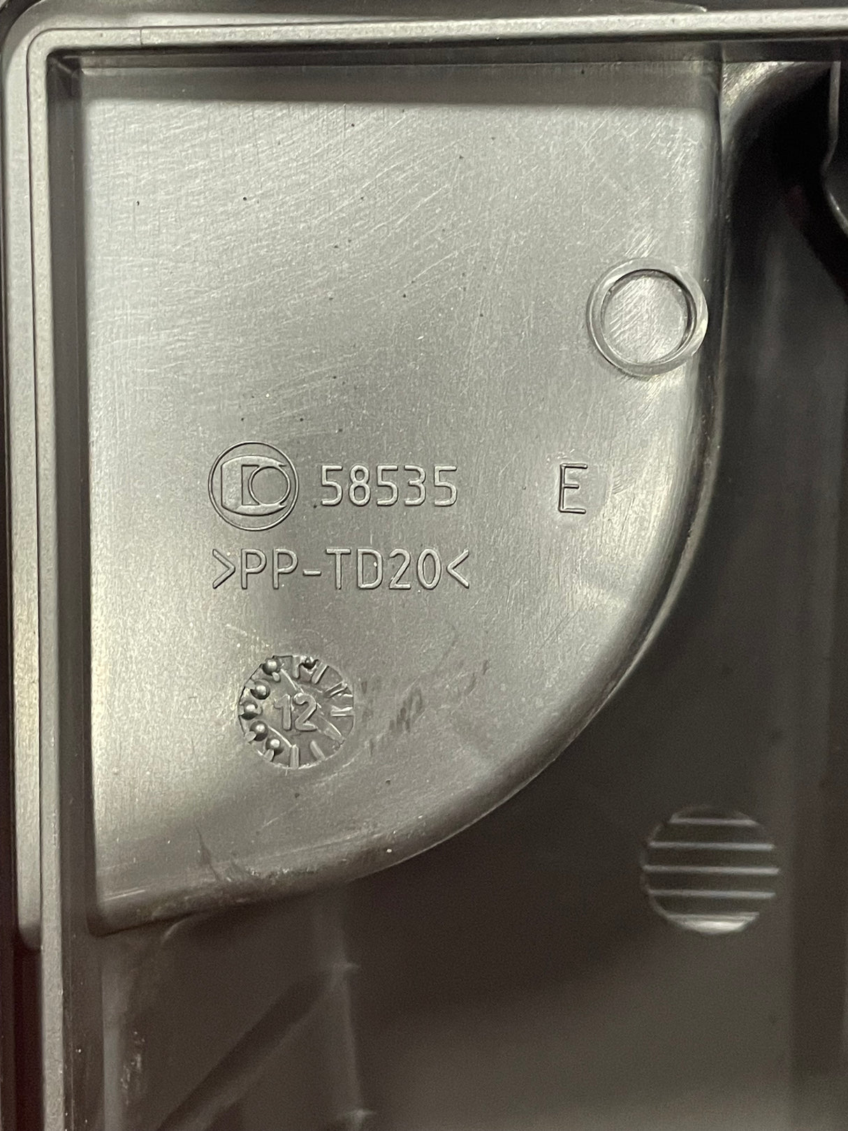 Renault Trafic/Vauxhall Vivaro AIR BOX LID 2.0 DCi 2010-2014  P/N H8200542143