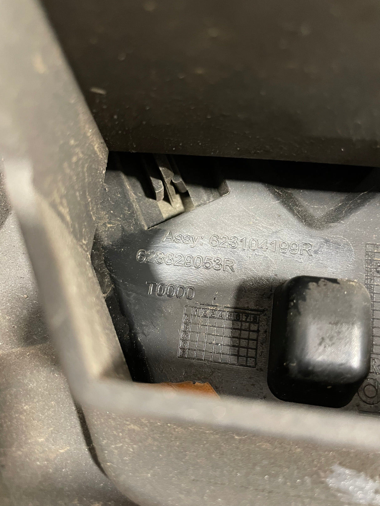 Renault Master FACELIFT FRONT BUMPER GRILLE (Damage Mounting Point Right Side) 2014-2021 P/N 623102803R / 623104199R