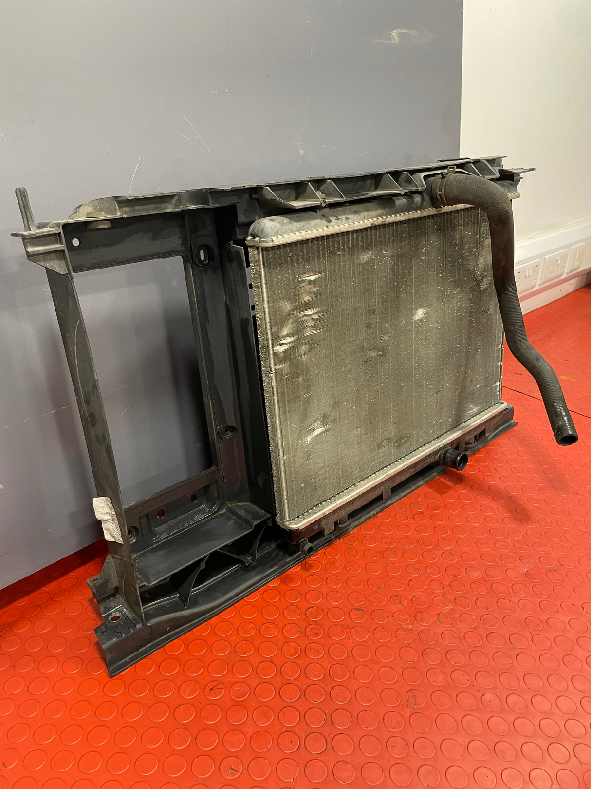 Citroen Berlingo/Peugeot Partner RADIATOR ASSEMBLY W/ FRAME (Minor Crack in the Frame) 1.6  2008-2016 P/N 9682720480