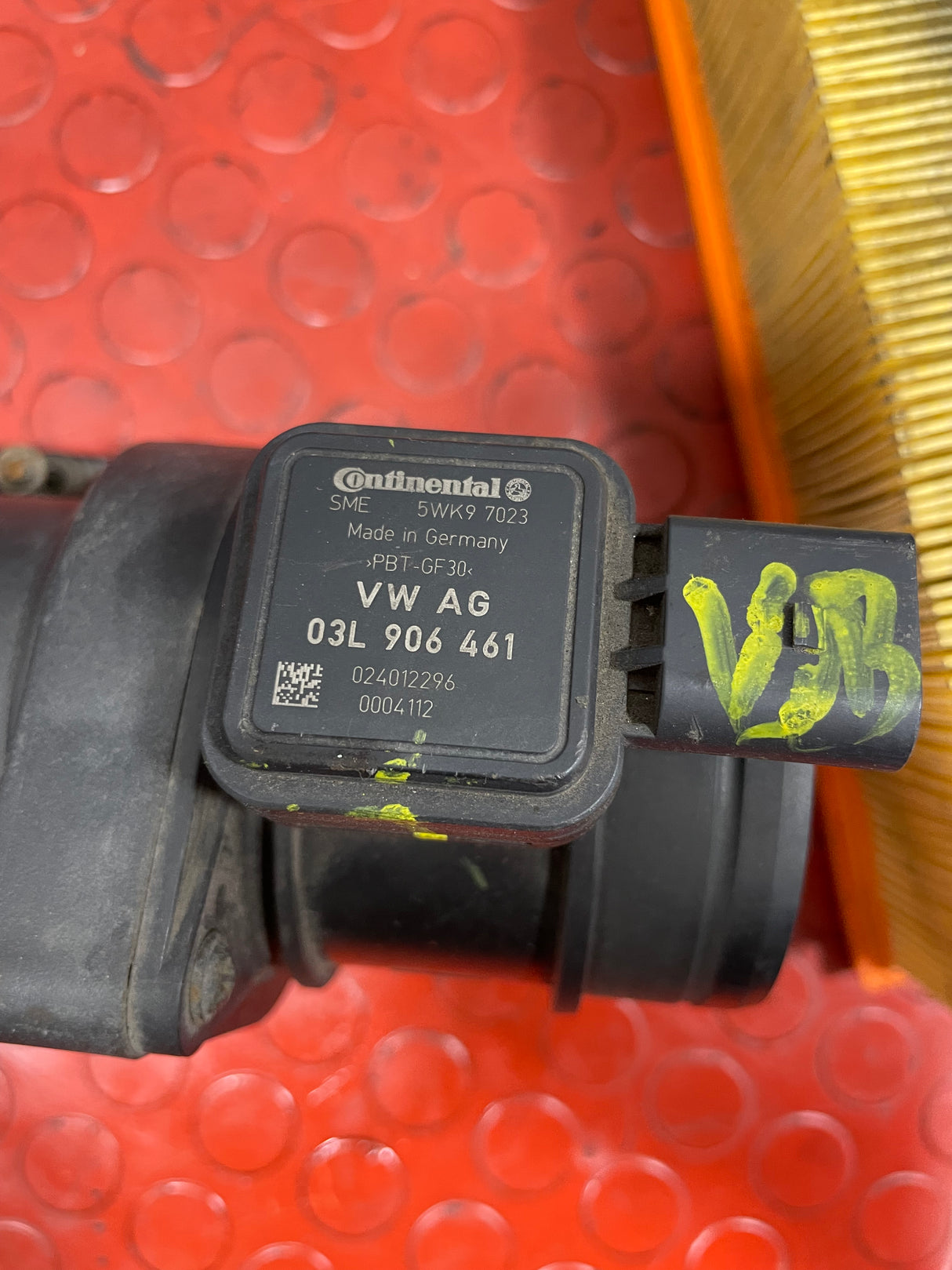 Volkswagen Passat B7 TOP AIRBOX COVER W/ MAF SENSOR AND AIR FILTER 2011 > On P/N 3C0129607BF