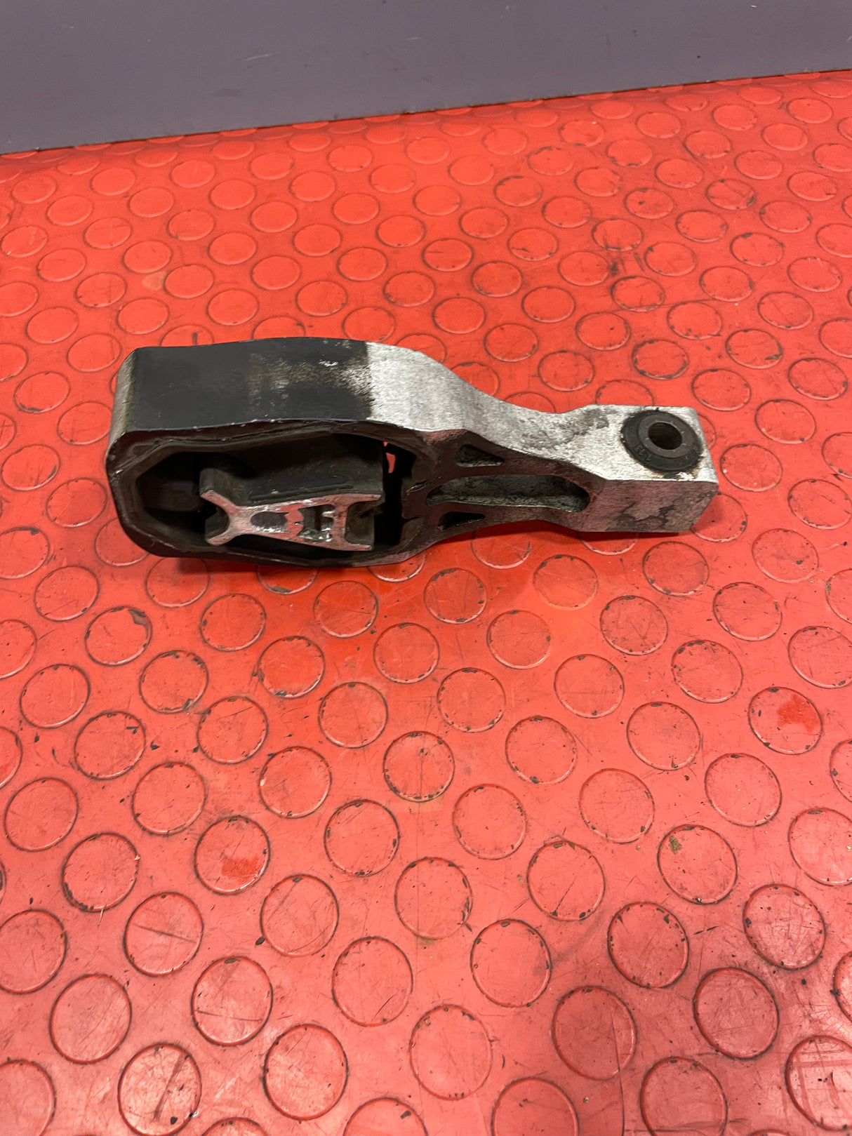 Vauxhall Vivaro/Toyota Proace/Citroen Dispatch/Citroen Berlingo/Partner BOTTOM ENGINE MOUNT 2016-2024 P/N 9811786680