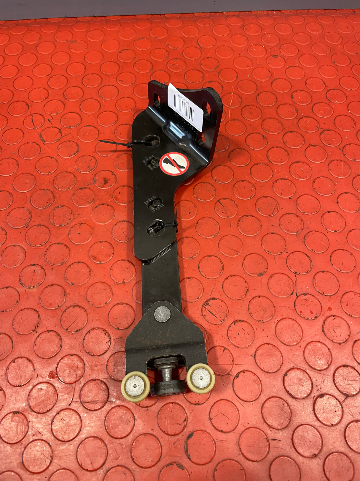 Vauxhall Vivaro/Citroen Dispatch/Peugeot Expert/Toyota Proace/Fiat Scudo PASSENGER SIDE SLIDING DOOR BOTTOM RUNNER PLATE 2016-2024 P/N 98080759