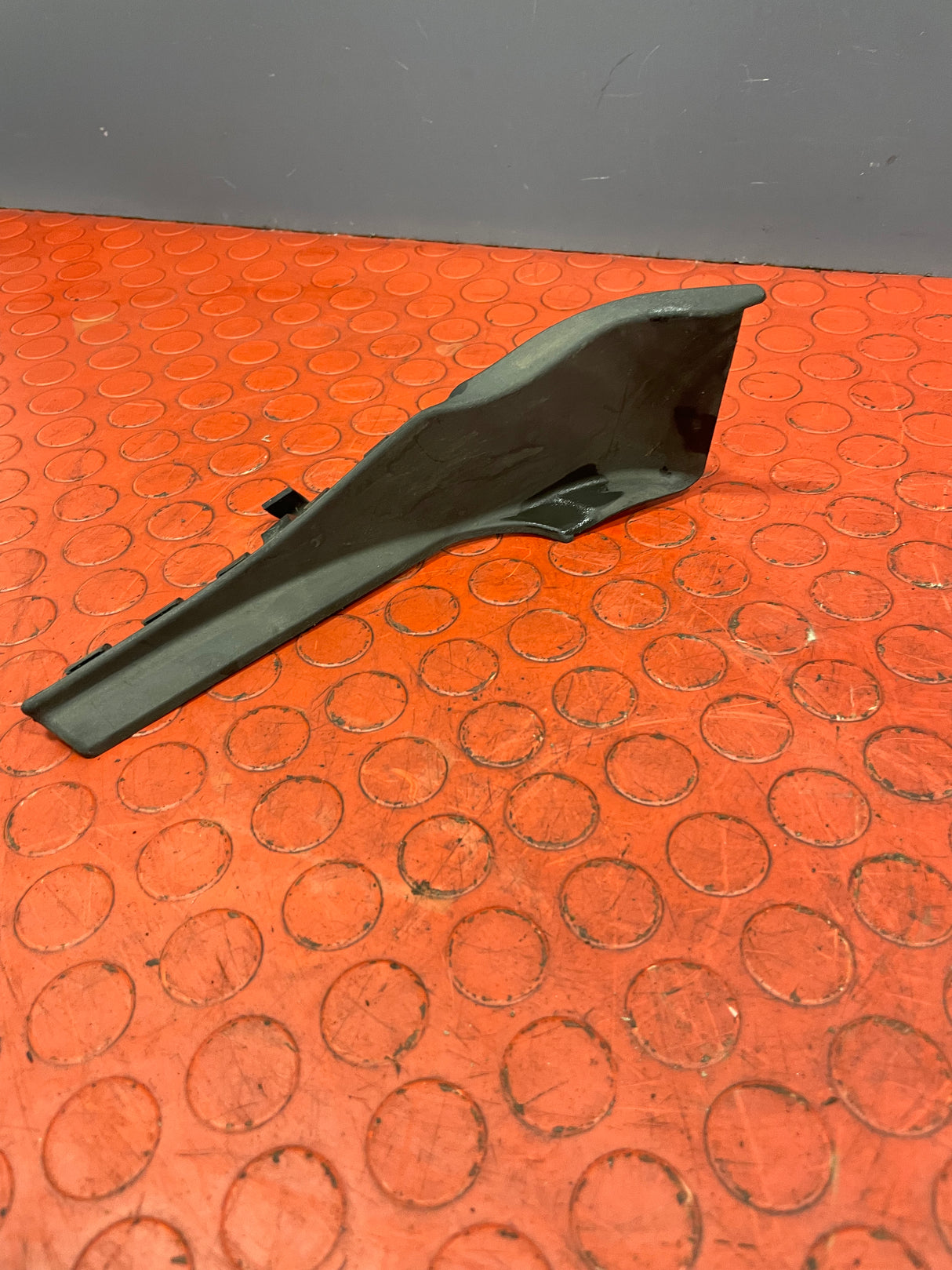 Nissan Navara FRONT FENDER CORNER FINISH TRIM Passenger's Side 2016-2023 P/N 668954JF0A