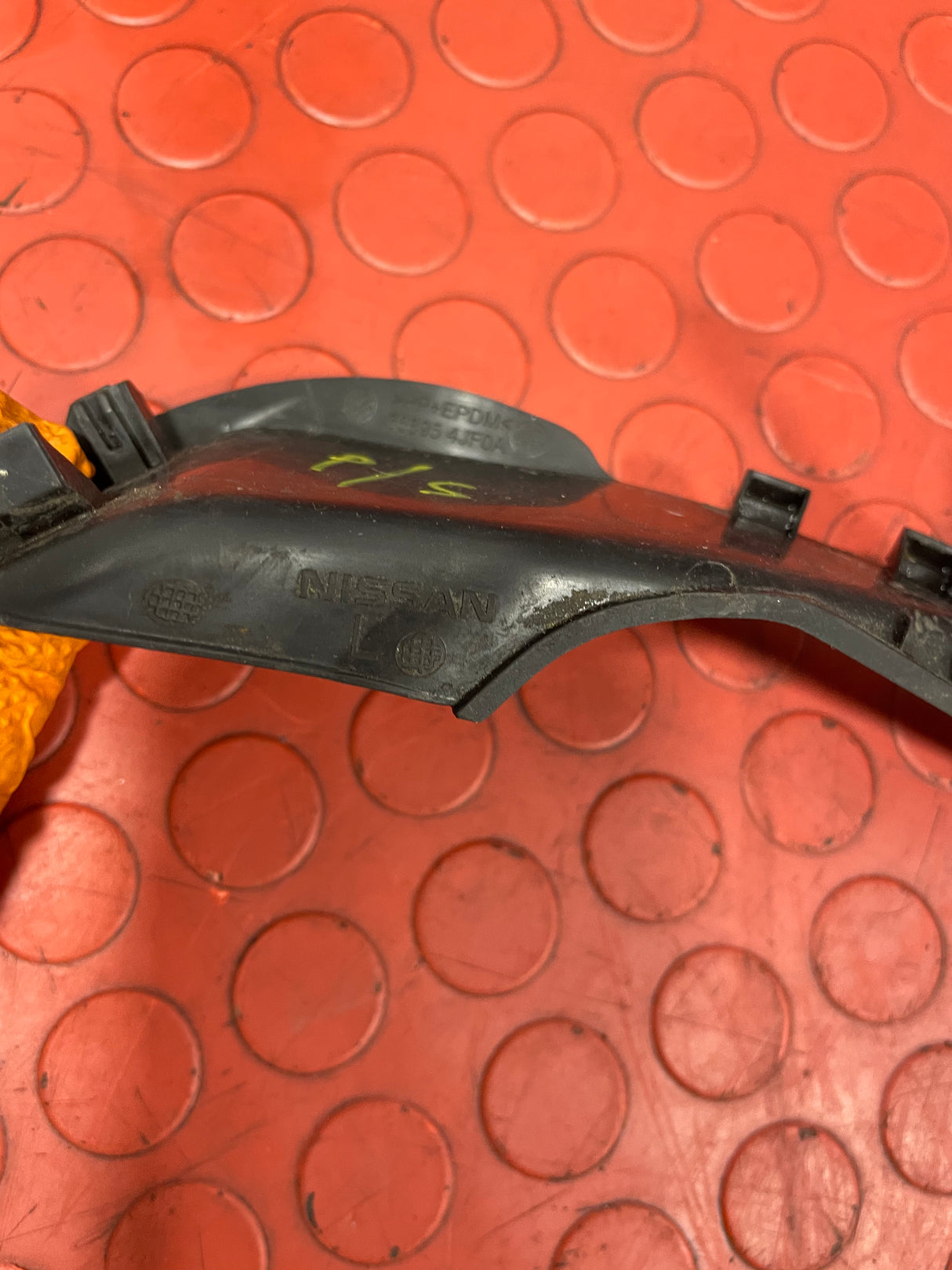 Nissan Navara FRONT FENDER CORNER FINISH TRIM Passenger's Side 2016-2023 P/N 668954JF0A