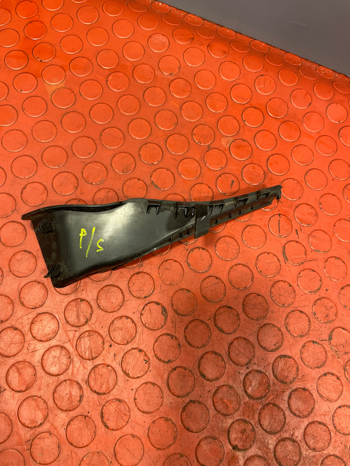 Nissan Navara FRONT FENDER CORNER FINISH TRIM Passenger's Side 2016-2023 P/N 668954JF0A