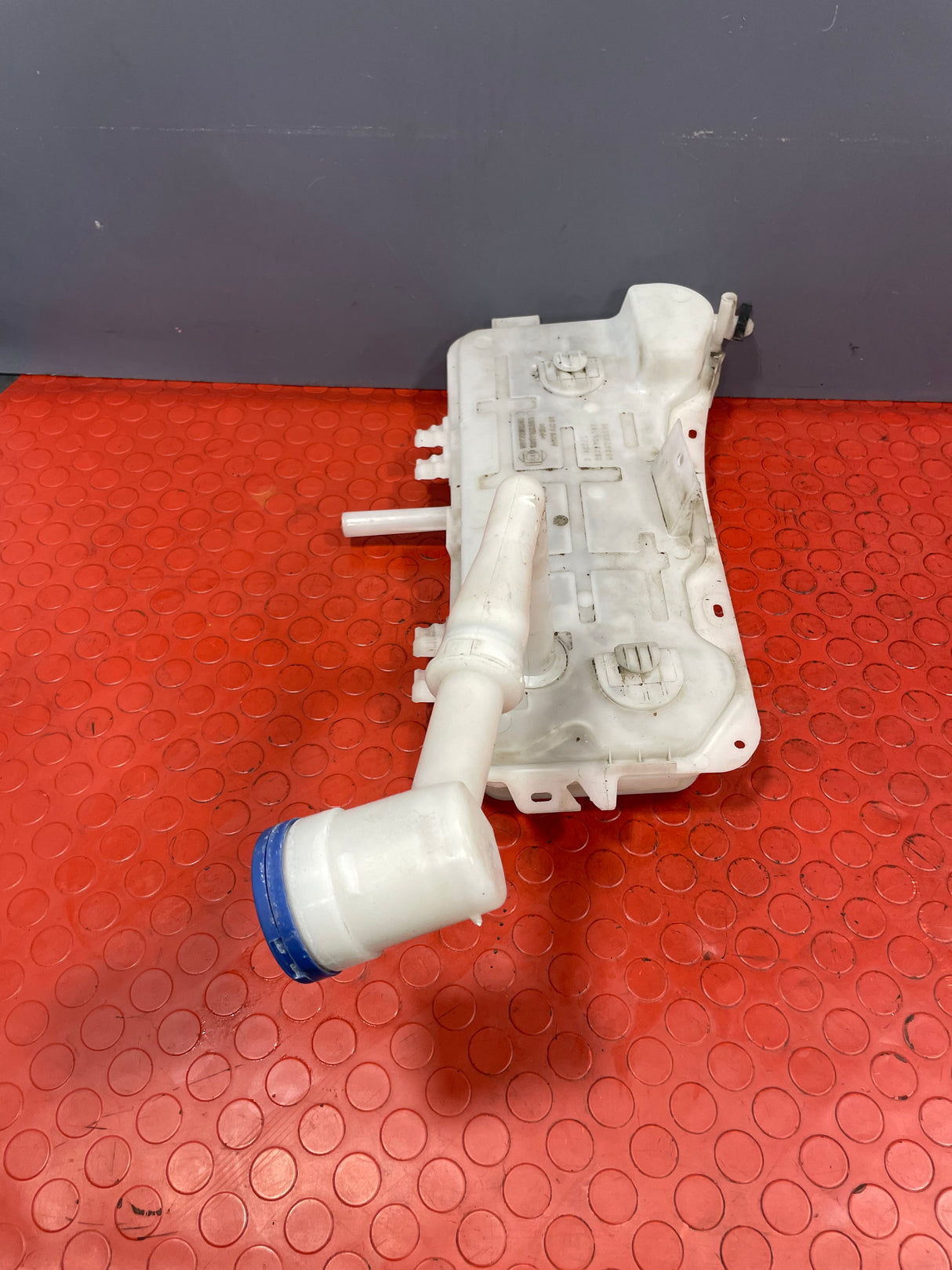 Citroen Berlingo/Peugeot Partner/Vauxhall Combo/Toyota Proace City WINDSCREEN WASHER BOTTLE ASSEMBLY W/ MOTOR PUMP P/N 9817300980 - 2 / 9817269880