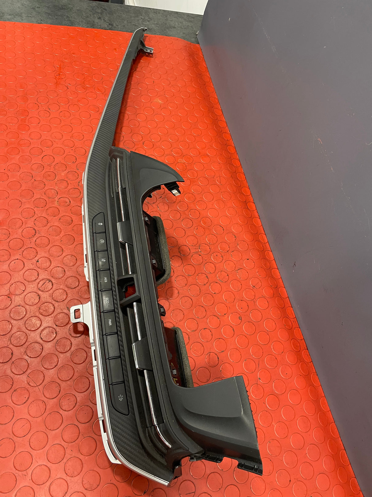 Saic Maxus Deliver 9 DASHBOARD SWITCHES/CENTER AIR VENTILATION 2.0 2021-2024 P/N C00254995 / C00118087 / C00118092