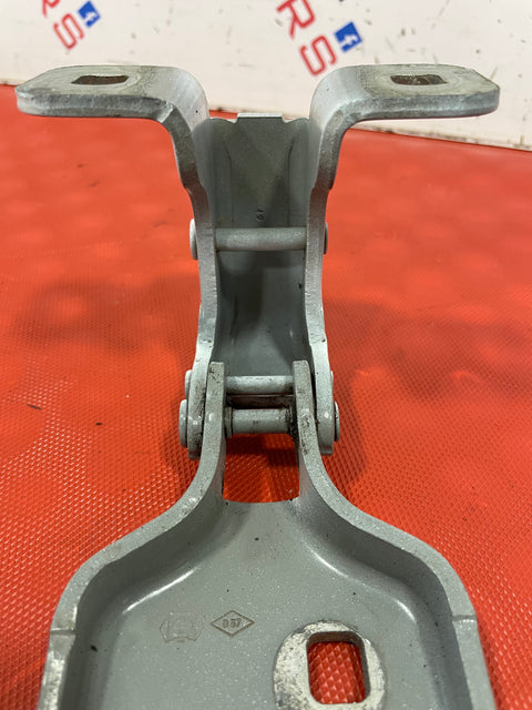 Renault Master MK3 FRONT DOOR HINGE RIGHT DRIVERS SIDE  P/N 804000006R