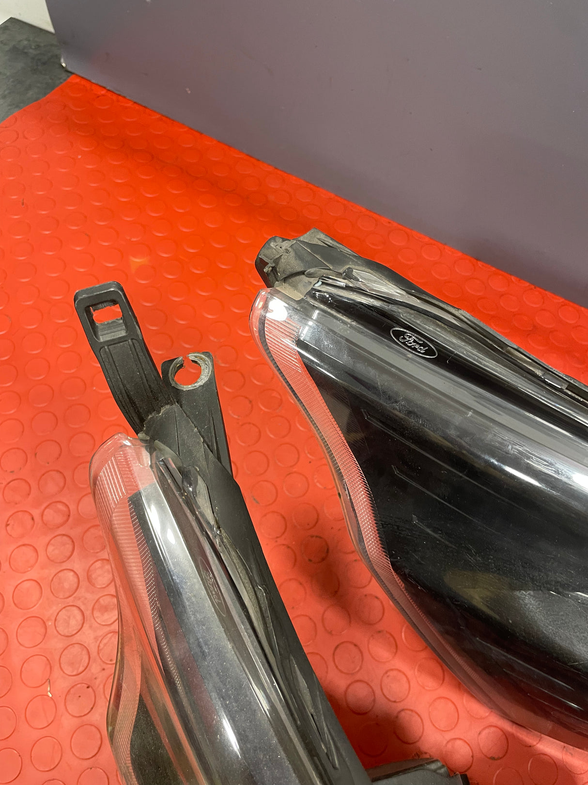 Ford Transit Custom HEADLIGHT DRIVER SIDE RH (BLACK INTERIOR) (DAMAGE MOUNTING POINT) 2015 P/N BK2113W029B